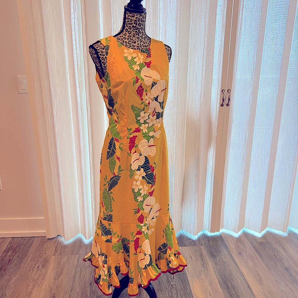 Hilo Hattie Hawaiian Mumu - size Medium. Attention Hula Dancers!
